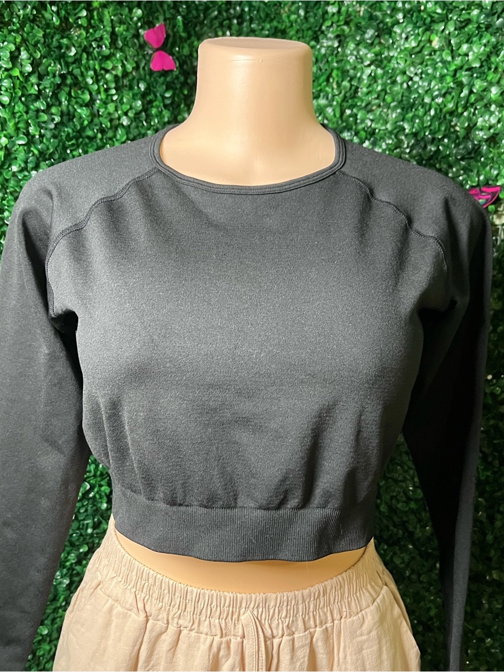 Women's Black Cropped Long-Sleeve Sweatshirt